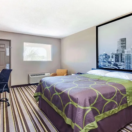 Super 8 By Wyndham Stockbridge Hotel